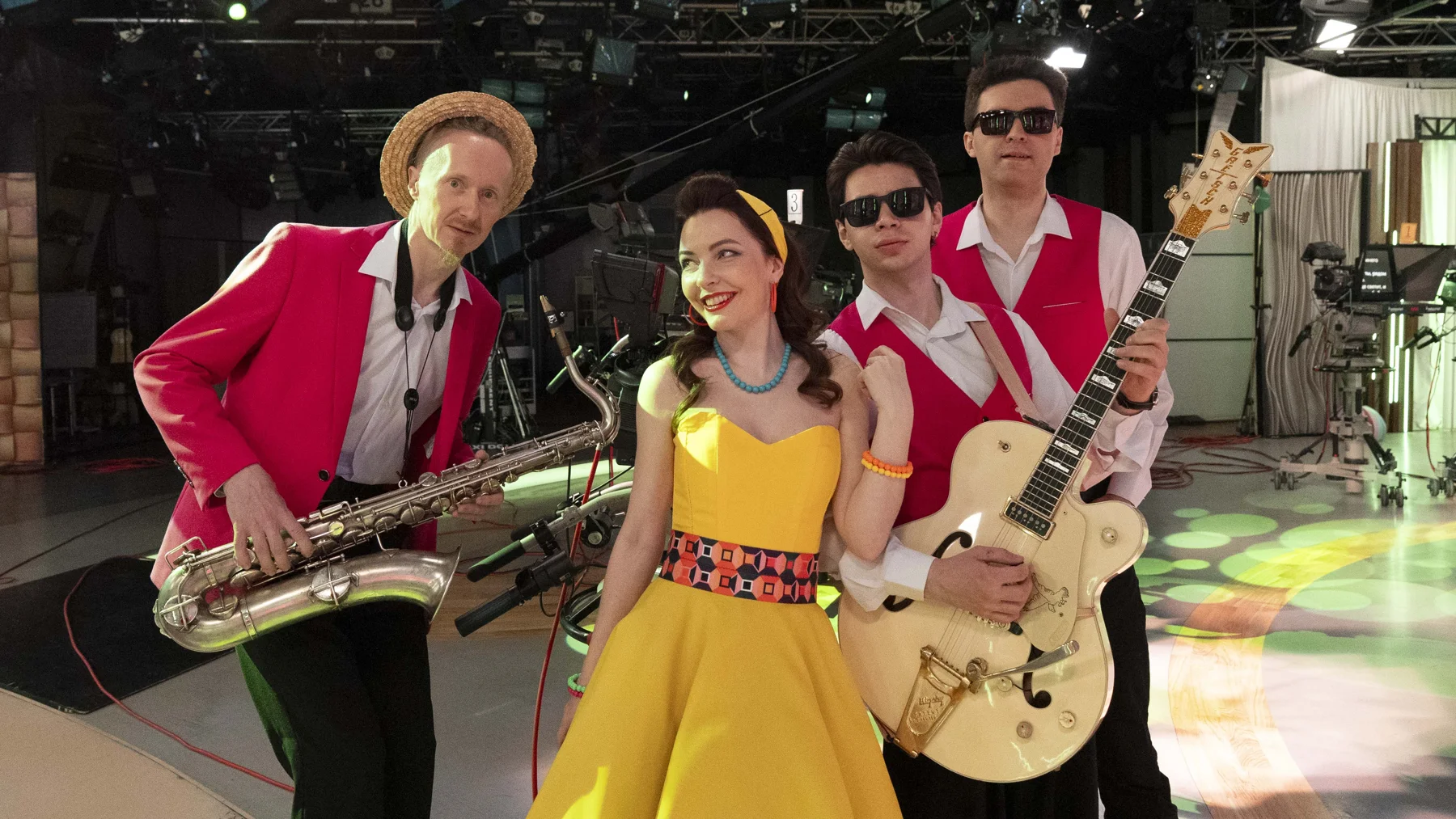 СТИЛЯГИ BAND в жёлтом платье и ярких сценических костюмах